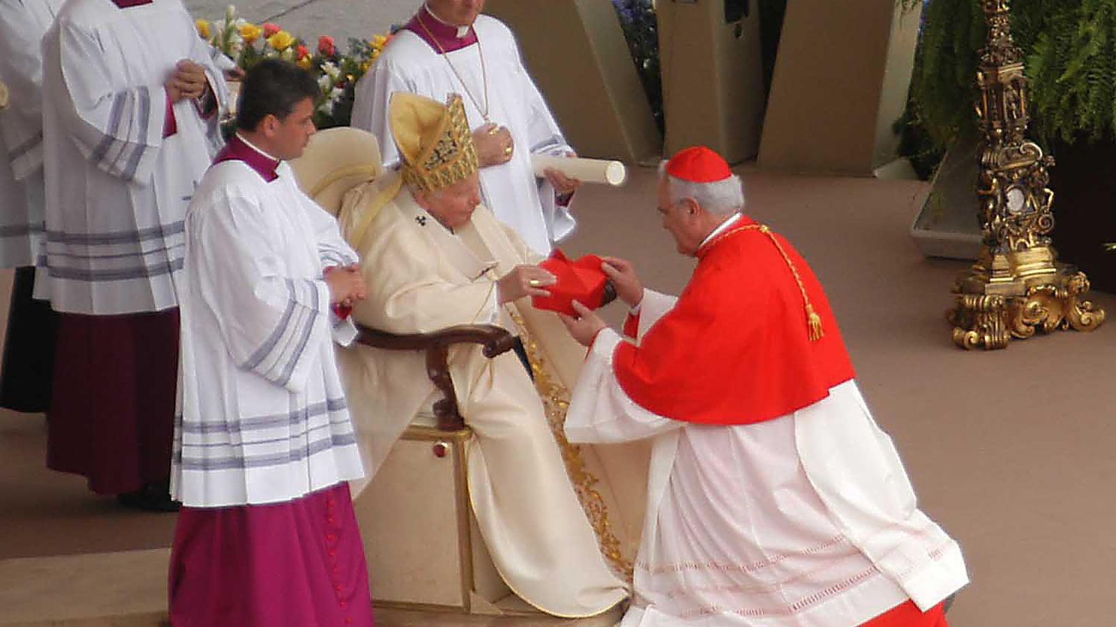 Octubre de 2003. Don Carlos recoge la birreta cardenalicia de manos de Juan Pablo II
