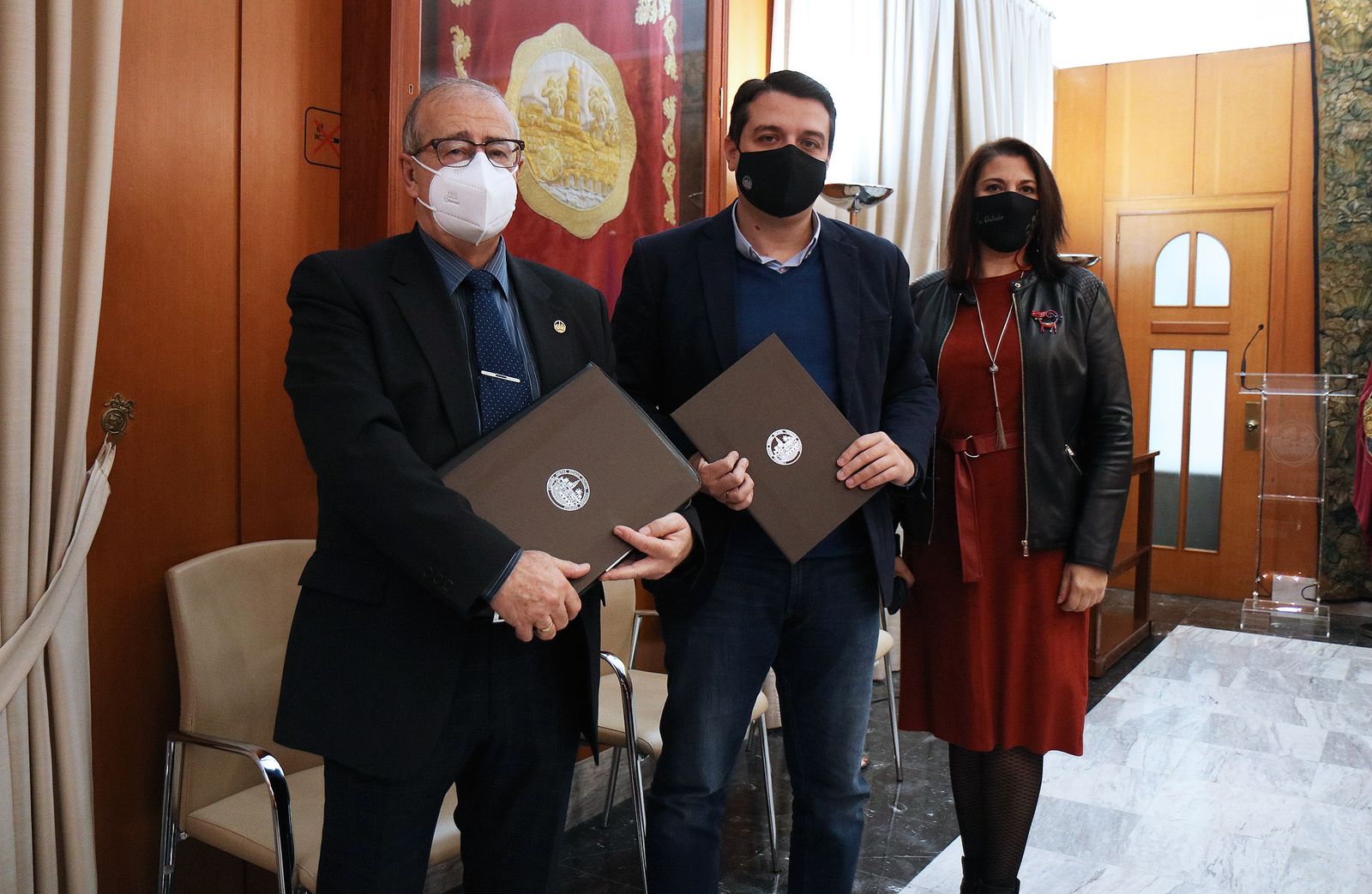 El alcalde, en el centro, tras firmar el acuerdo con Anida.