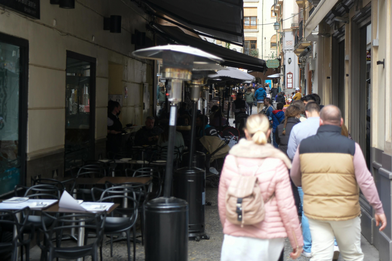 Imagen de archivo de gente en una céntrica calle de Granada.