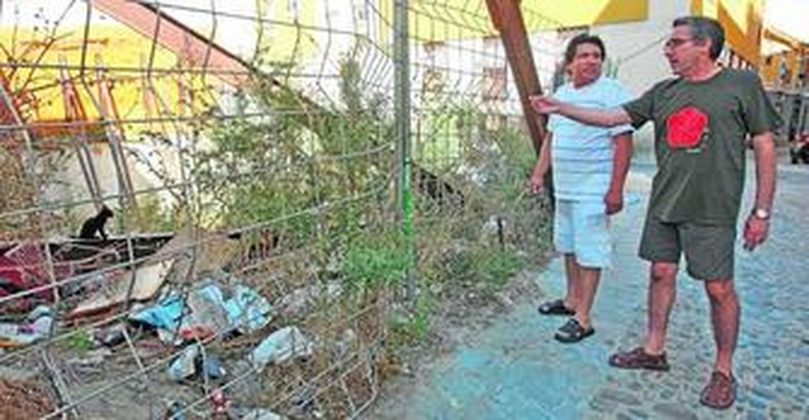 Dos de los vecinos muestran indignados el estado del solar en el que viven los gatos.