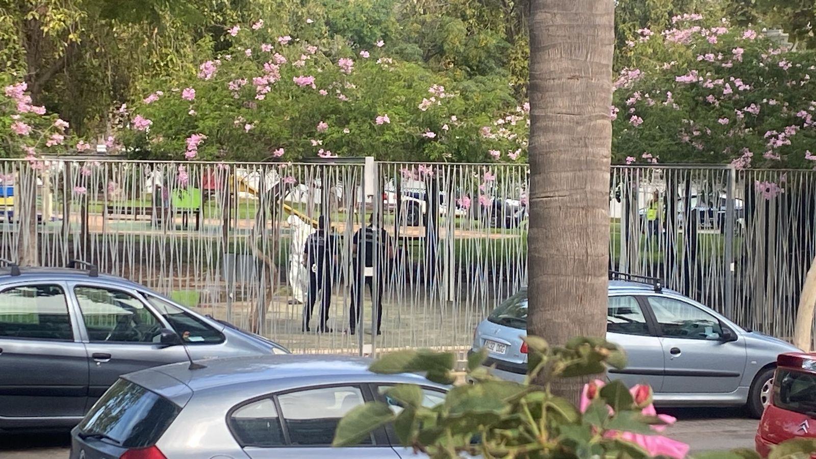 Intervención en el parque del Barrero para retirar la basura acumulada junto a la cantina