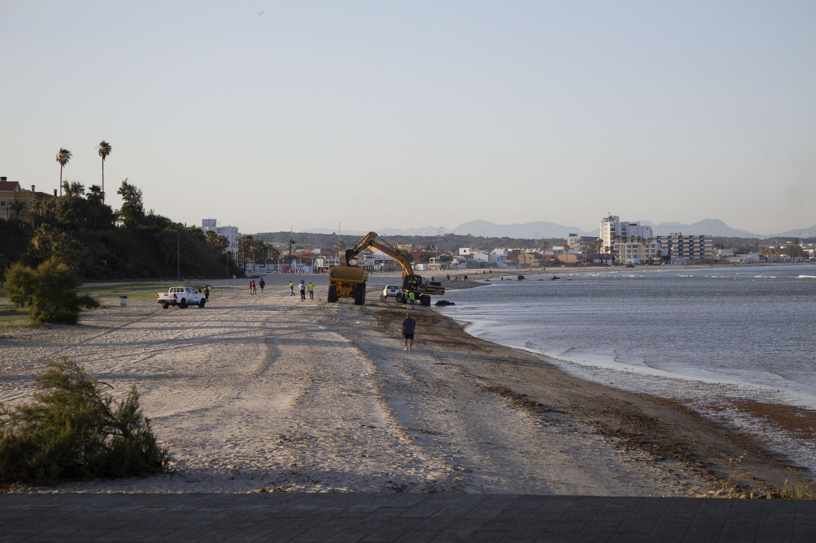 Fotos del tercer trasvase de arena de la playa de El Rinconcillo