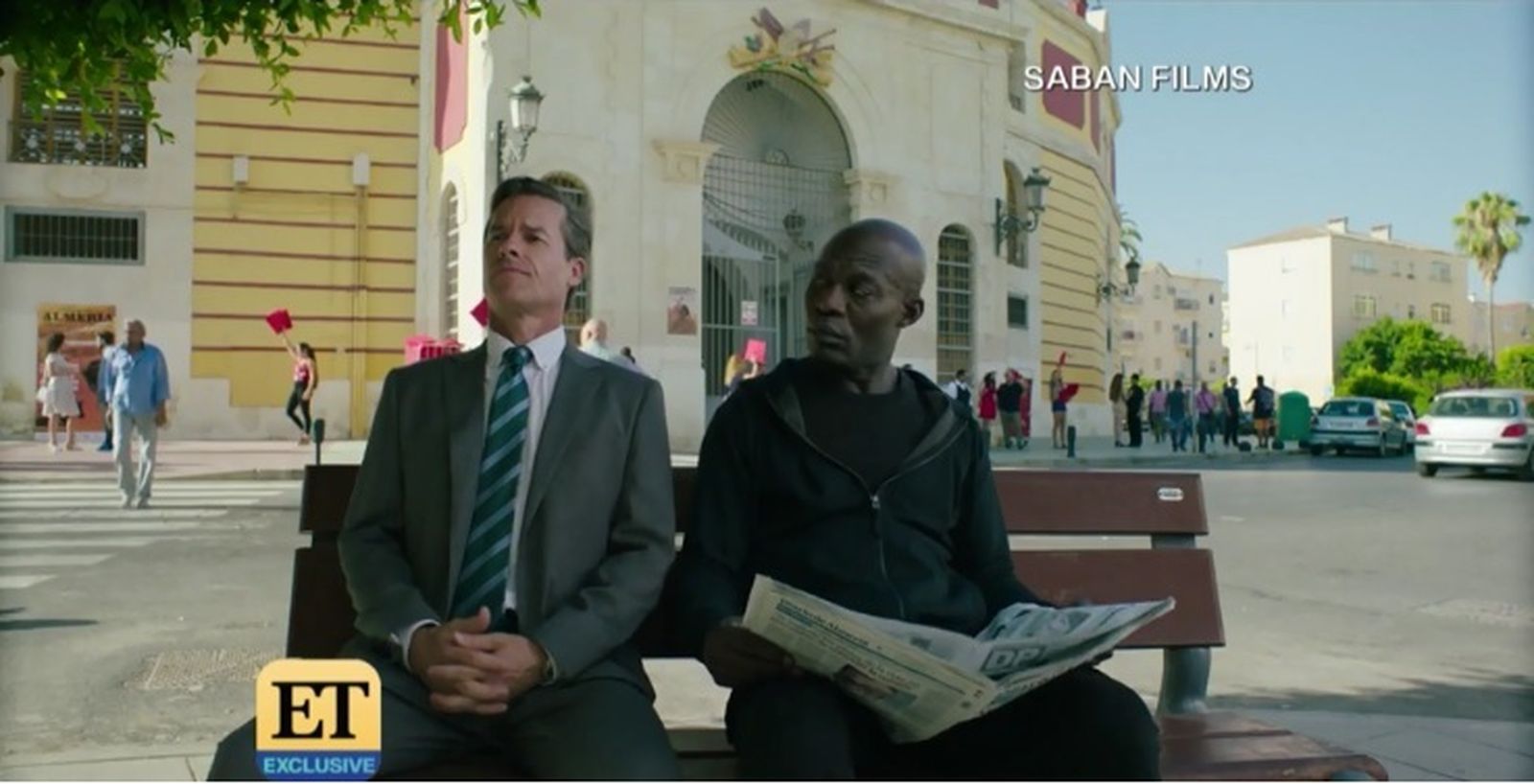 Guy Pearce y Eriq Ebouaney leen Diario de Almería en la película Domino.