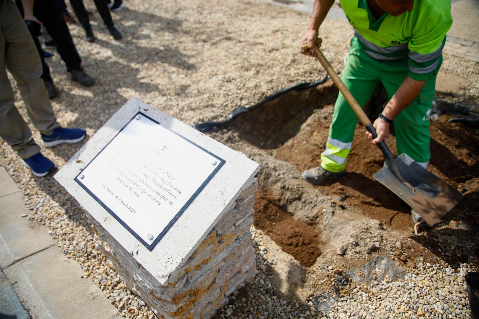 Las imágenes de la plantación de un olivo y el entierro de una cápsula del tiempo