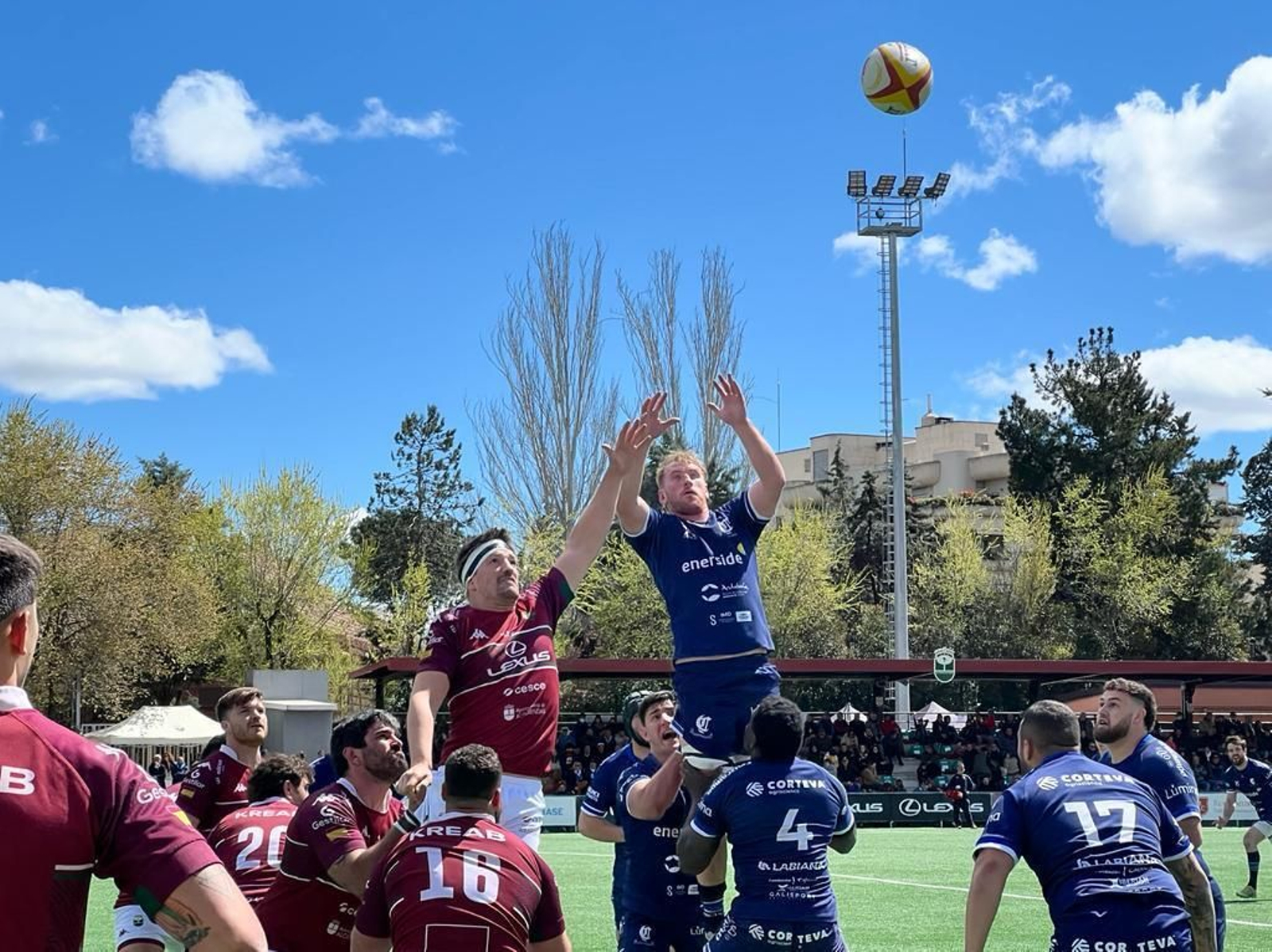 El Ciencias Enerside gana una touche durante el partido contra el Alcobendas.