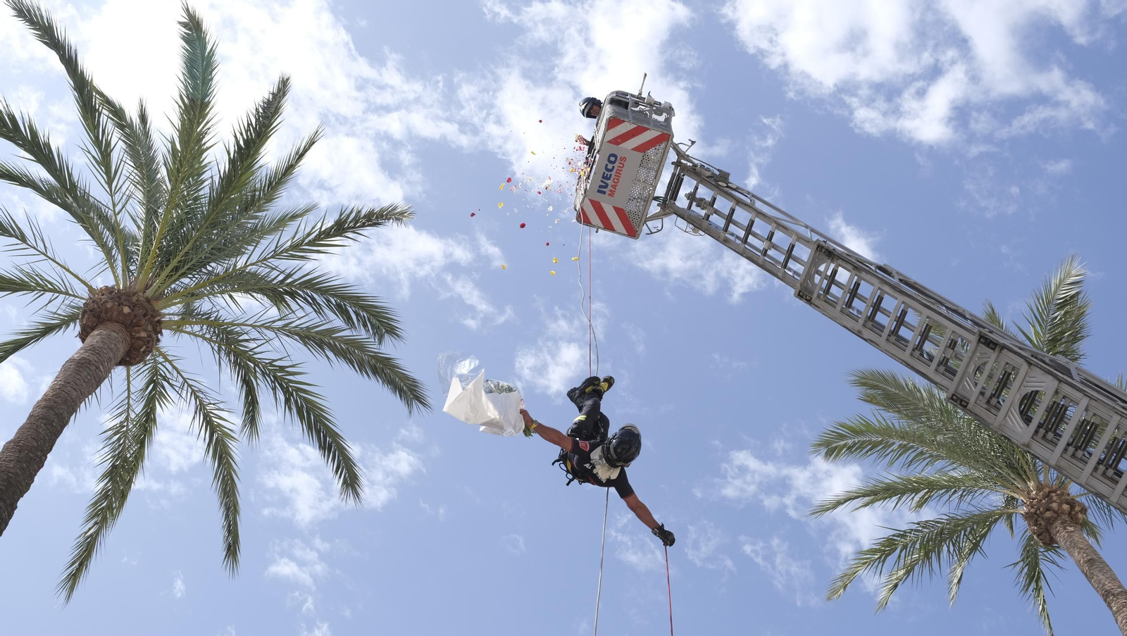 Ofrenda floral a la Virgen del Mar en la Feria de Almería 2024, en imágenes