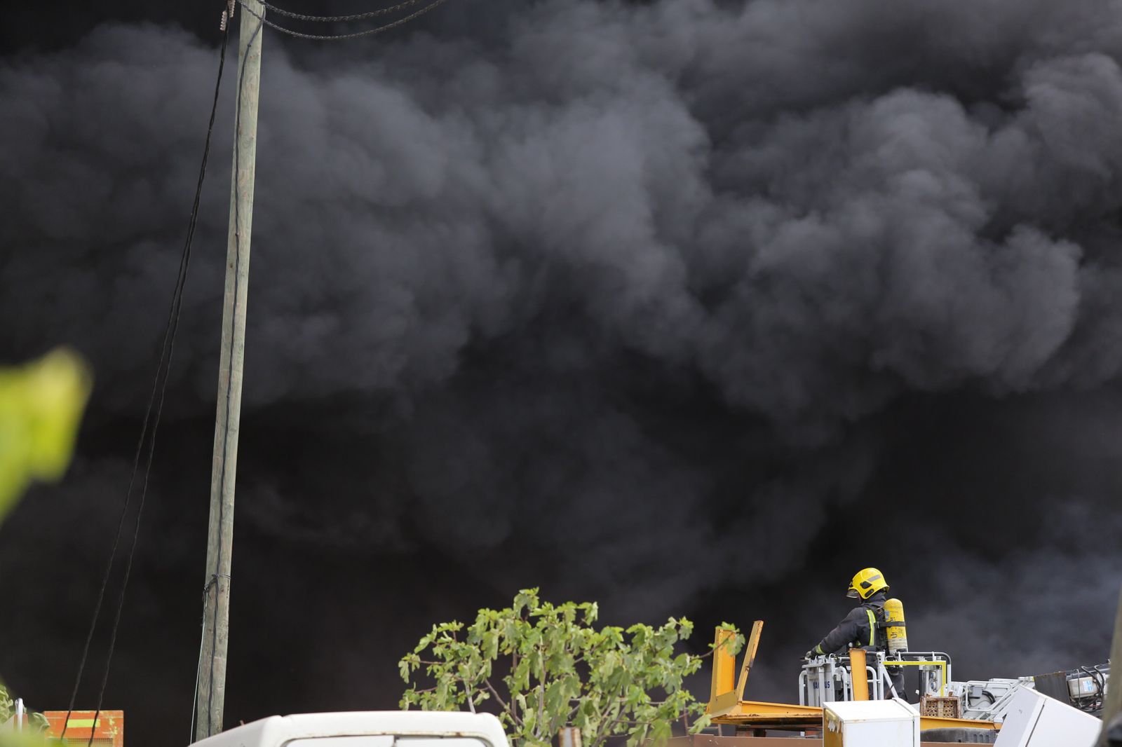 Fotos del incendio de varios vehículos en un aparcamiento de caravanas del polígono Guadalhorce