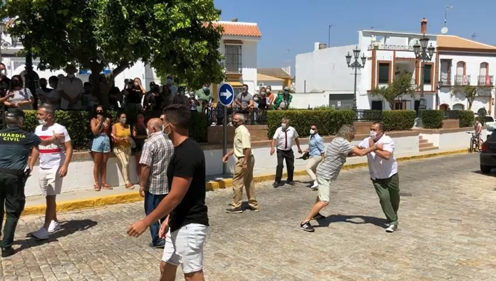 Tensión en las inmediaciones del Ayuntamiento de Manzanilla.
