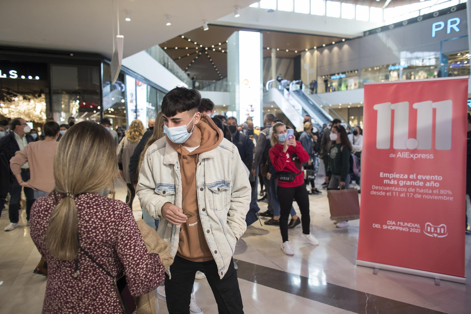 Así ha sido la apertura de AliExpress Plaza en el Centro Comercial Lagoh de Sevilla