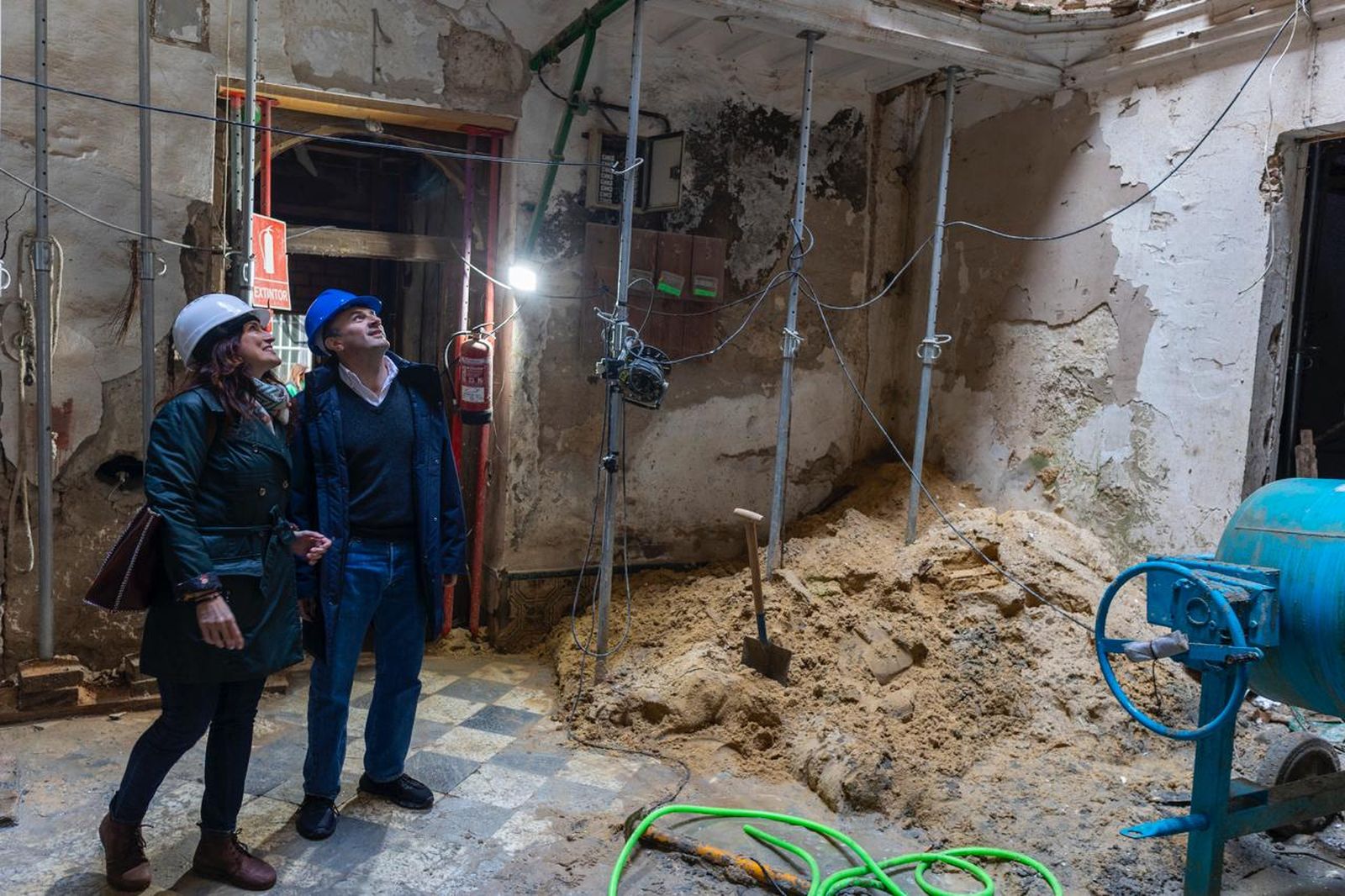 La concejala de Vivienda con el alcalde de Cádiz, en la visita realizada a las obras de Calderón de la Barca.