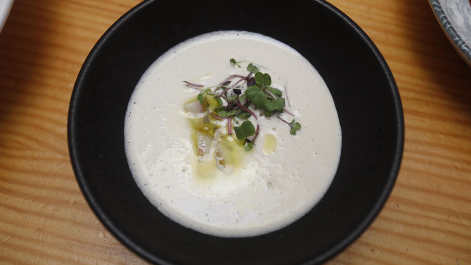 Gazpacho de almendras, anguila ahumada y PX