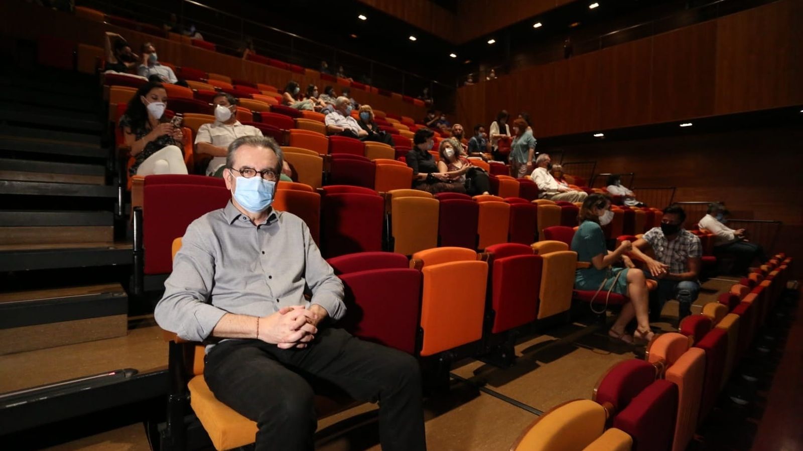 Juan Antonio Vigar, en primer término, en el patio de butacas.