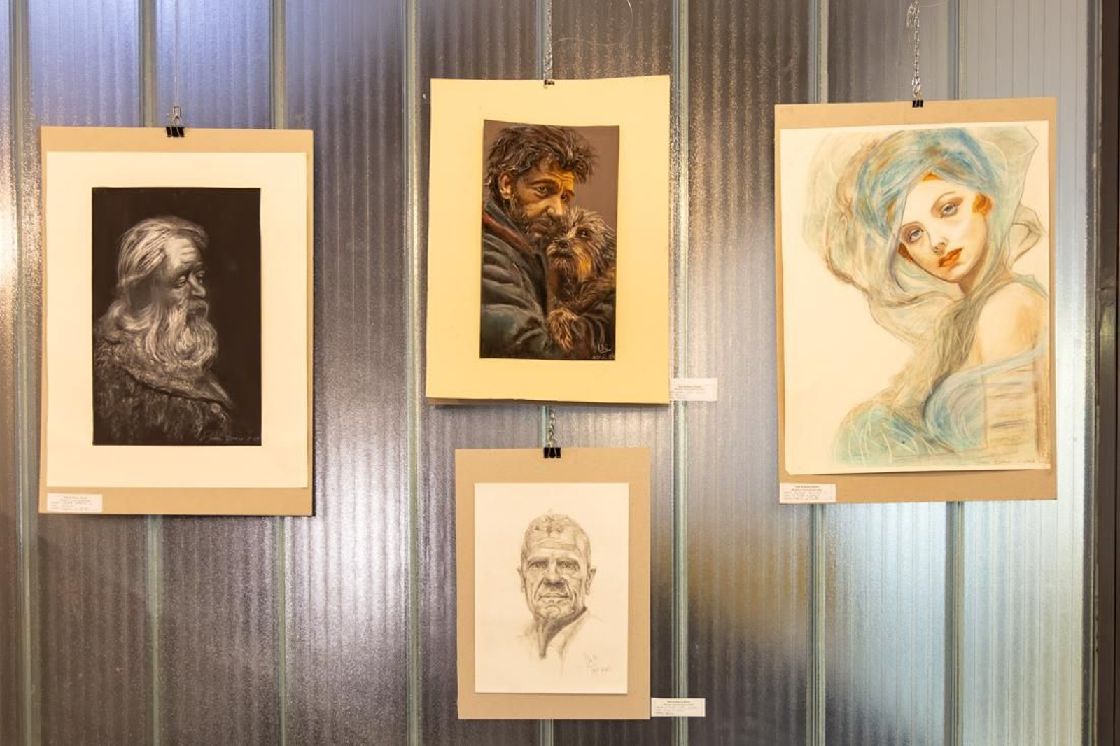 Carmen Moreno es la monitora al cargo de estos grupos que utilizan varias técnicas pictóricas. Los trabajos de pintura y fotografía de la Universidad Popular se exponen en la Sabetay