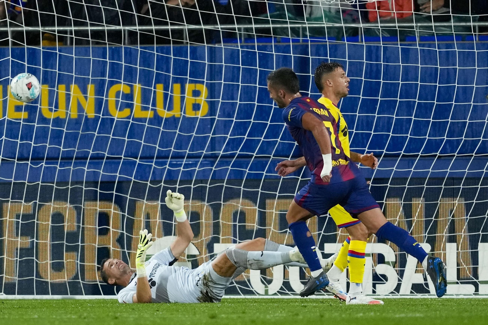 Ferran Torres acaba de hacer uno de sus dos goles al portero David Soria.