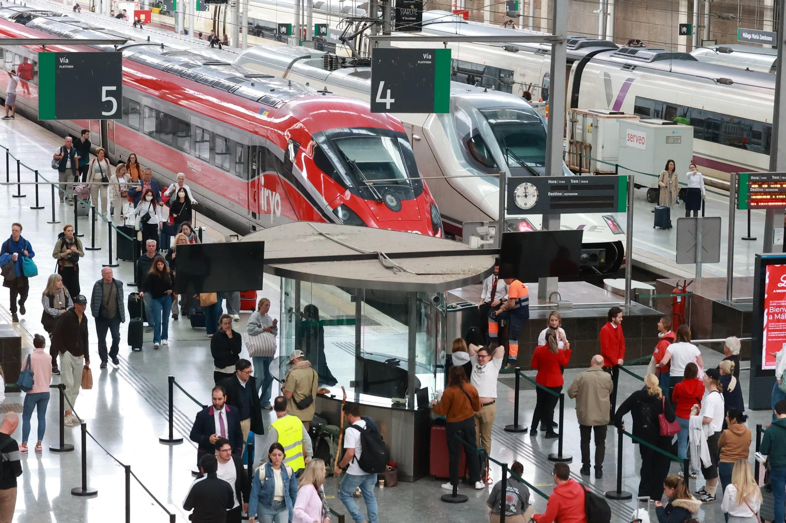 Las fotos de los retrasos en los trenes de Málaga tras el robo de cable