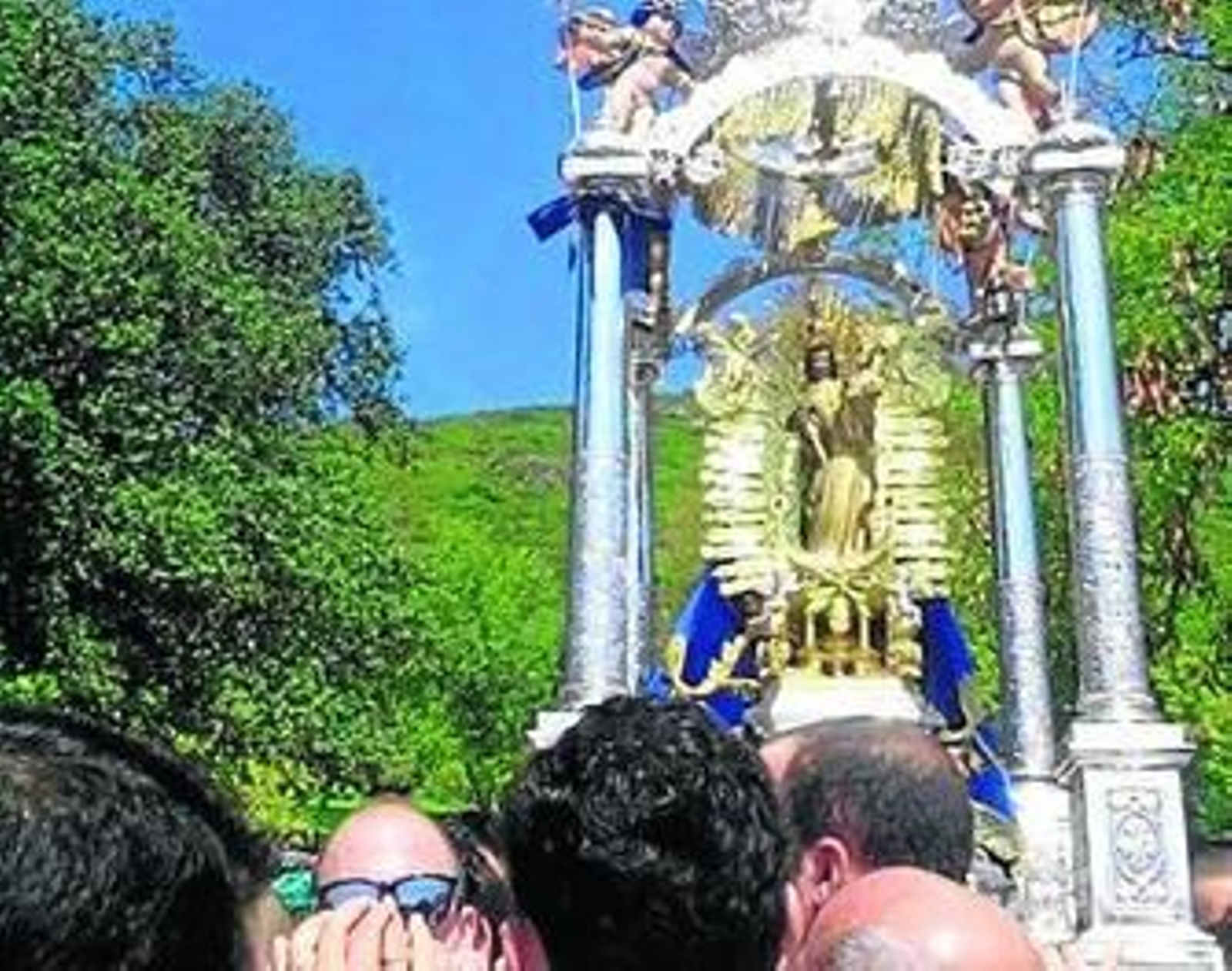 1. Un momento de la procesión de la Patrona de la Sierra. 2. Tras la misa, los romeros viven un momento de convivencia, disfrutando de los productos típicos de la tierra. 3. El carretón del Simpecado de una de las hermandades llega a la peña Arias Montano.