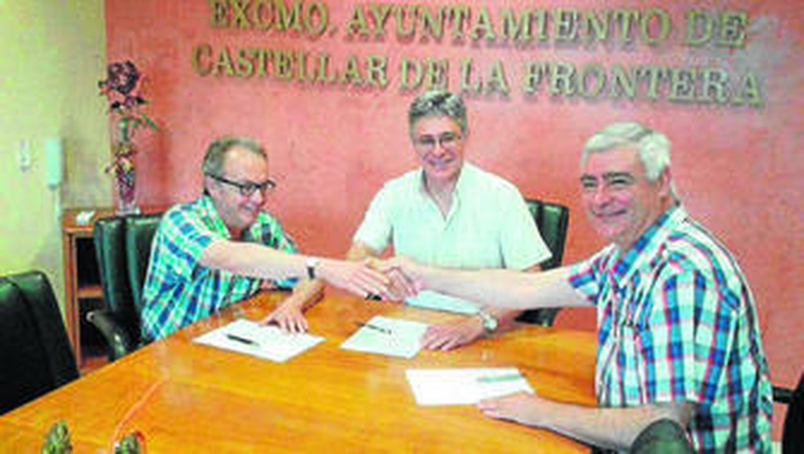Casanova, Mena y el director del Tierno Galván, durante la firma del convenio de colaboración.