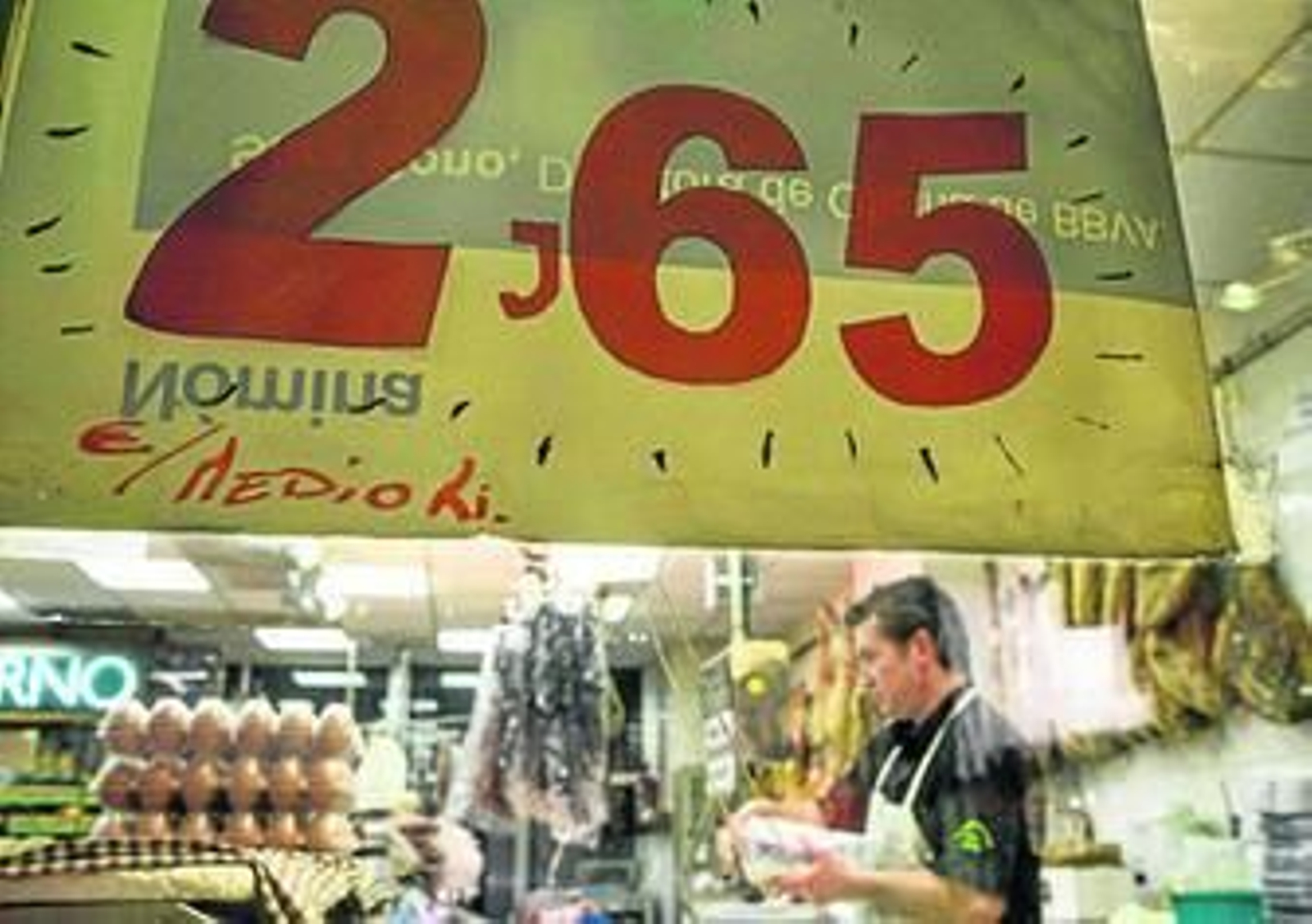 Un tendero atiende en su establecimiento.