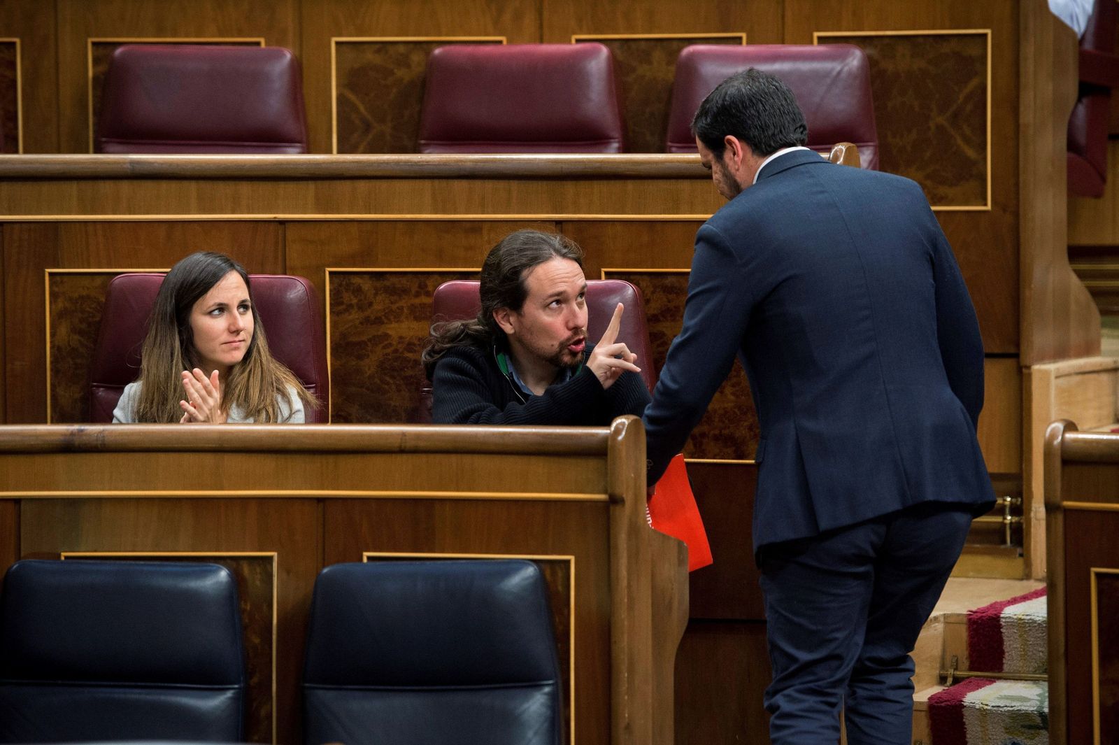 Pablo Iglesias conversa con Alberto Garzón ante la diputada Ione Belarra este martes en el pleno del Congreso.