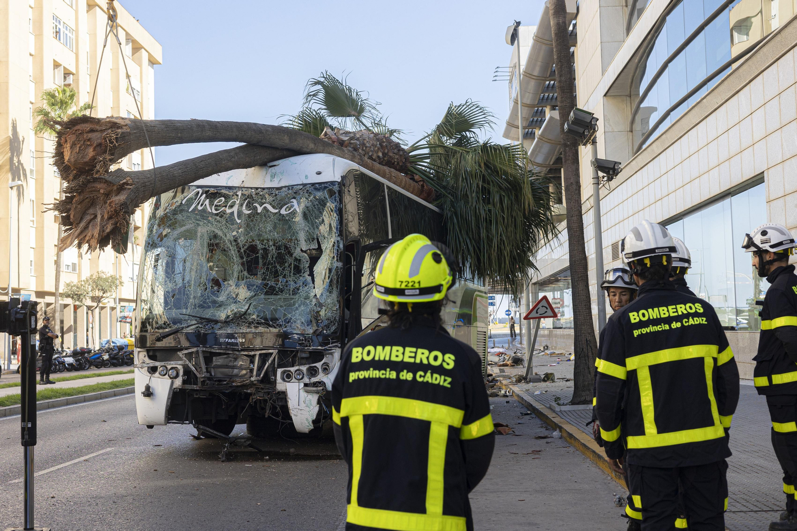 Las imágenes del accidente de autobús que ha conmocionado a Cádiz