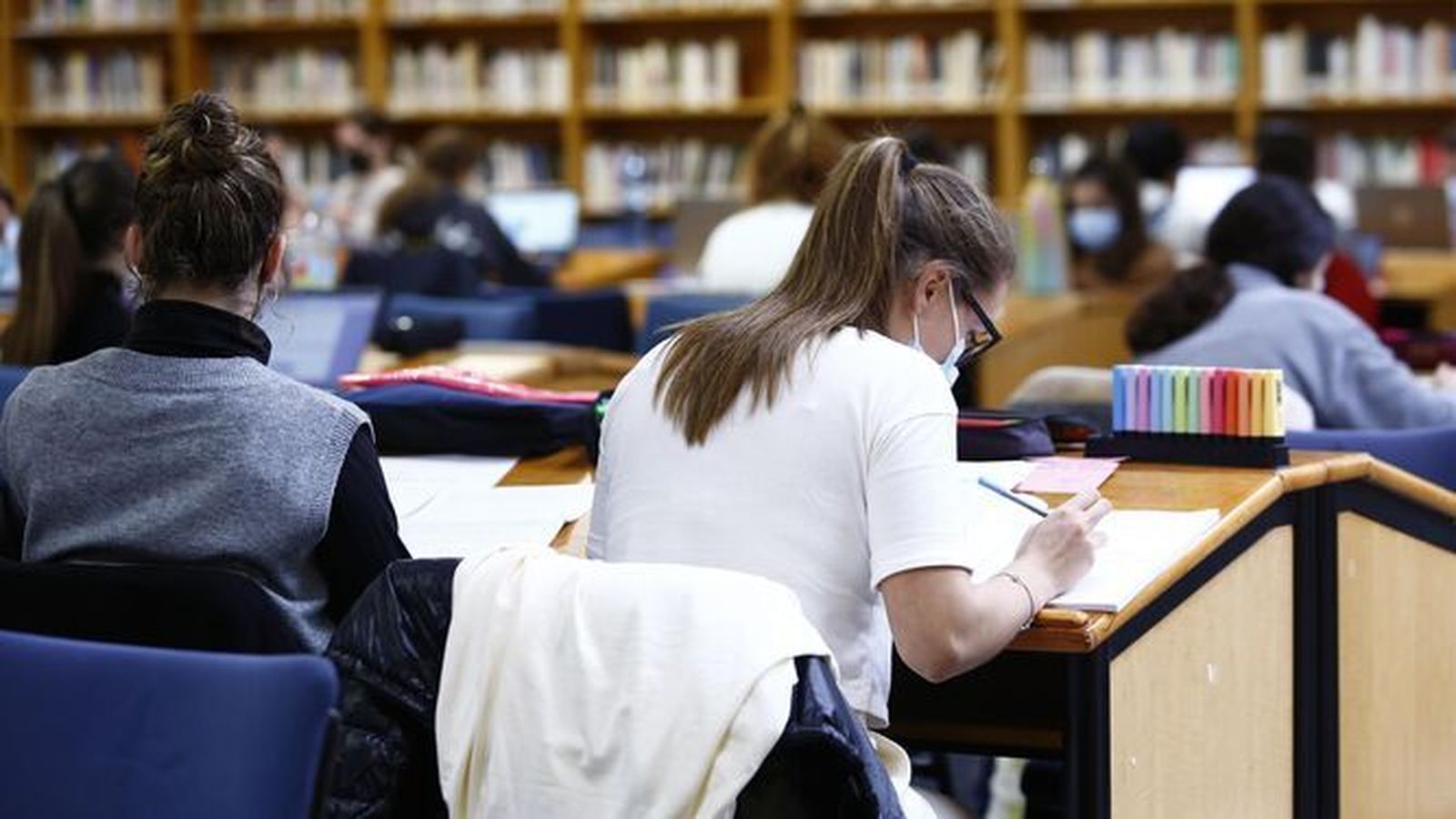 Estudiantes en la Biblioteca General de la UMA.