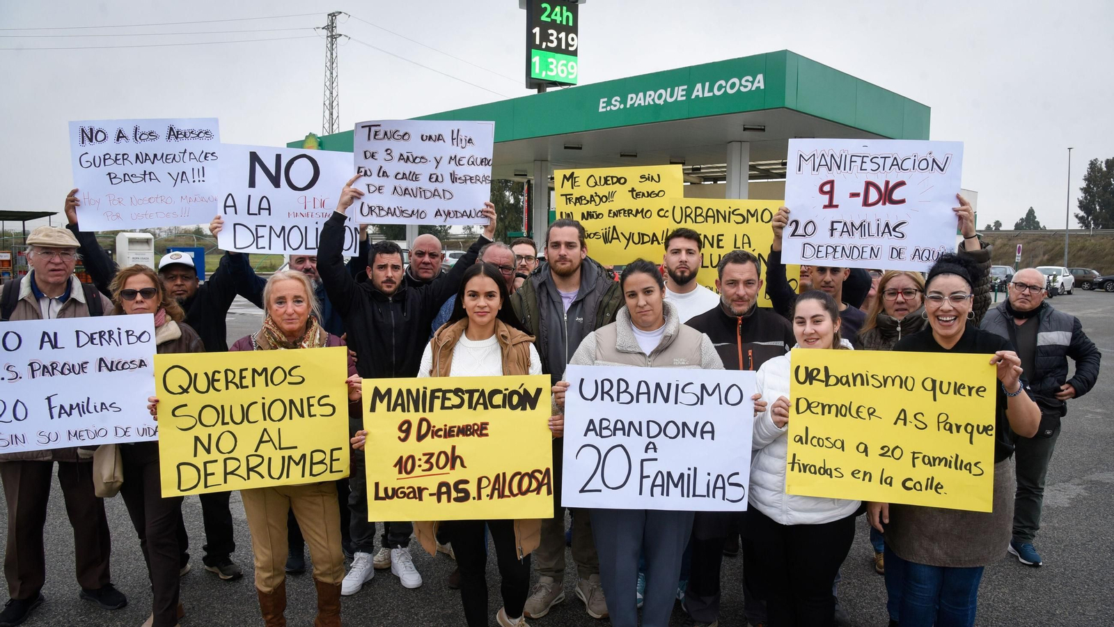 Protesta por el derribo de una gasolinera en Sevilla.
