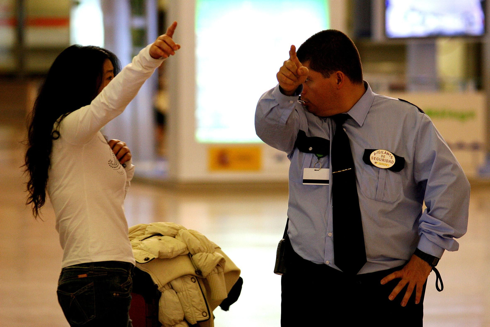 Un vigilante de seguridad habla con una persona.