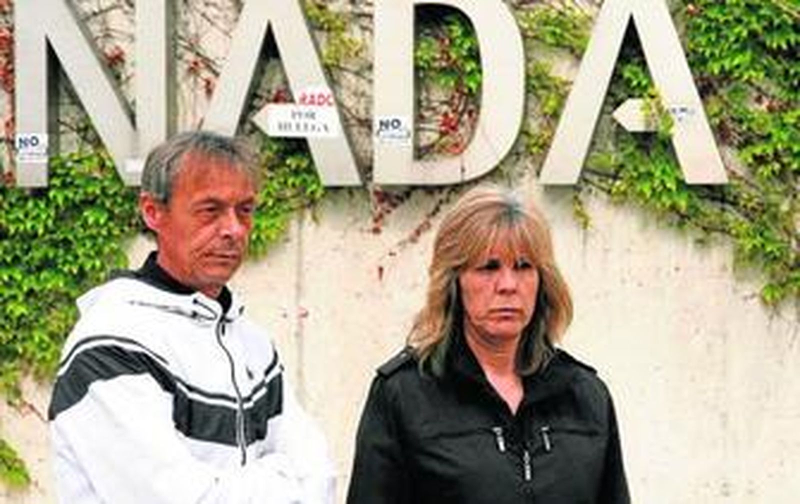 Humberto Díaz y Encarnación Jiménez, tras la firma del acuerdo en la sede de CajaGranada.