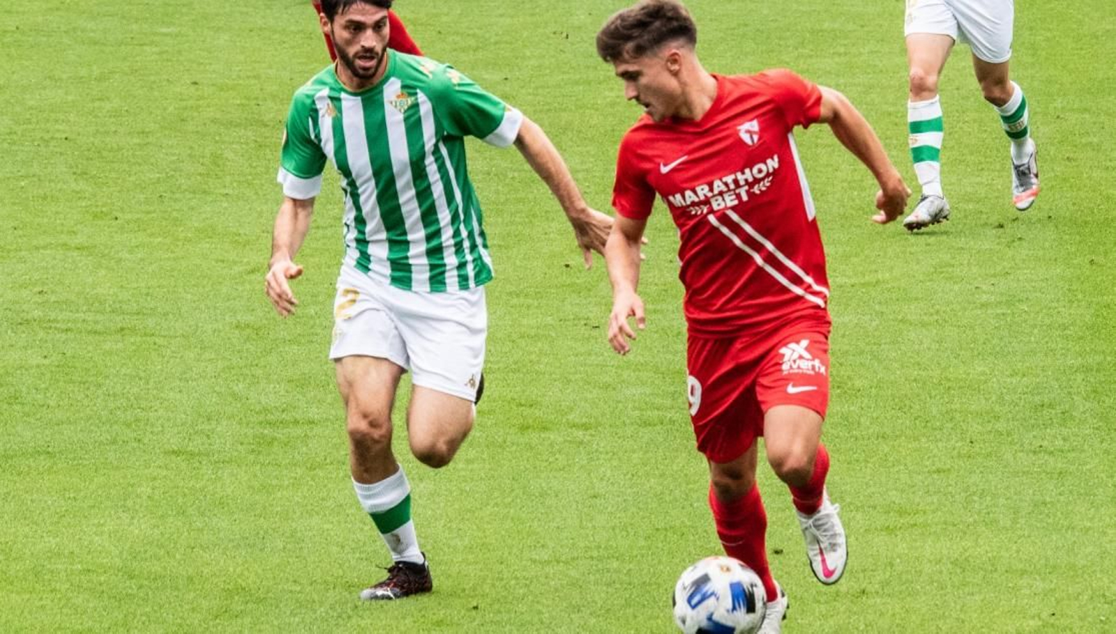 El bético David Carmona y el sevillista Iván, en el derbi del Villamarín.