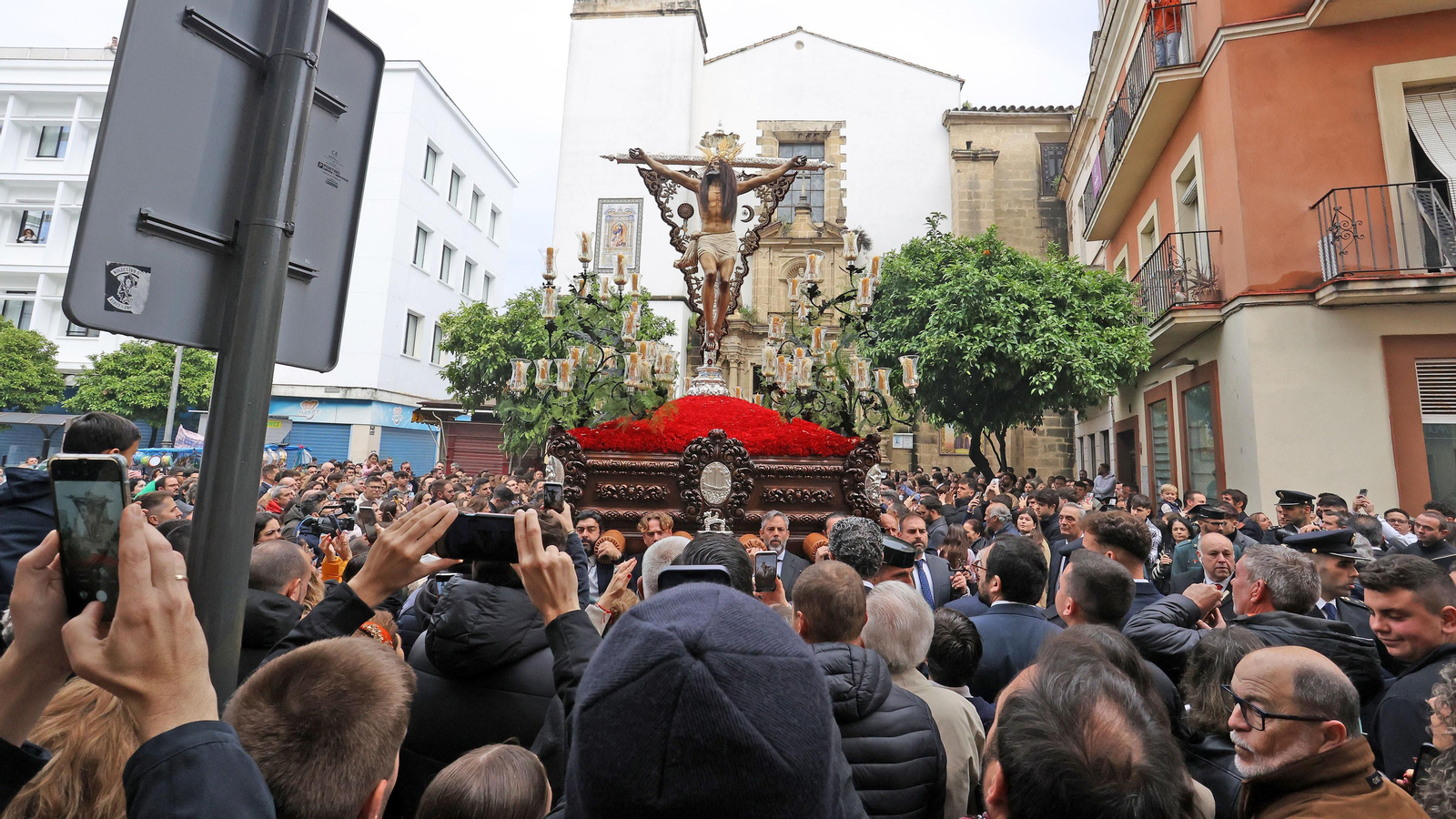 Las Viñas y El Cristo vuelven a sus templos