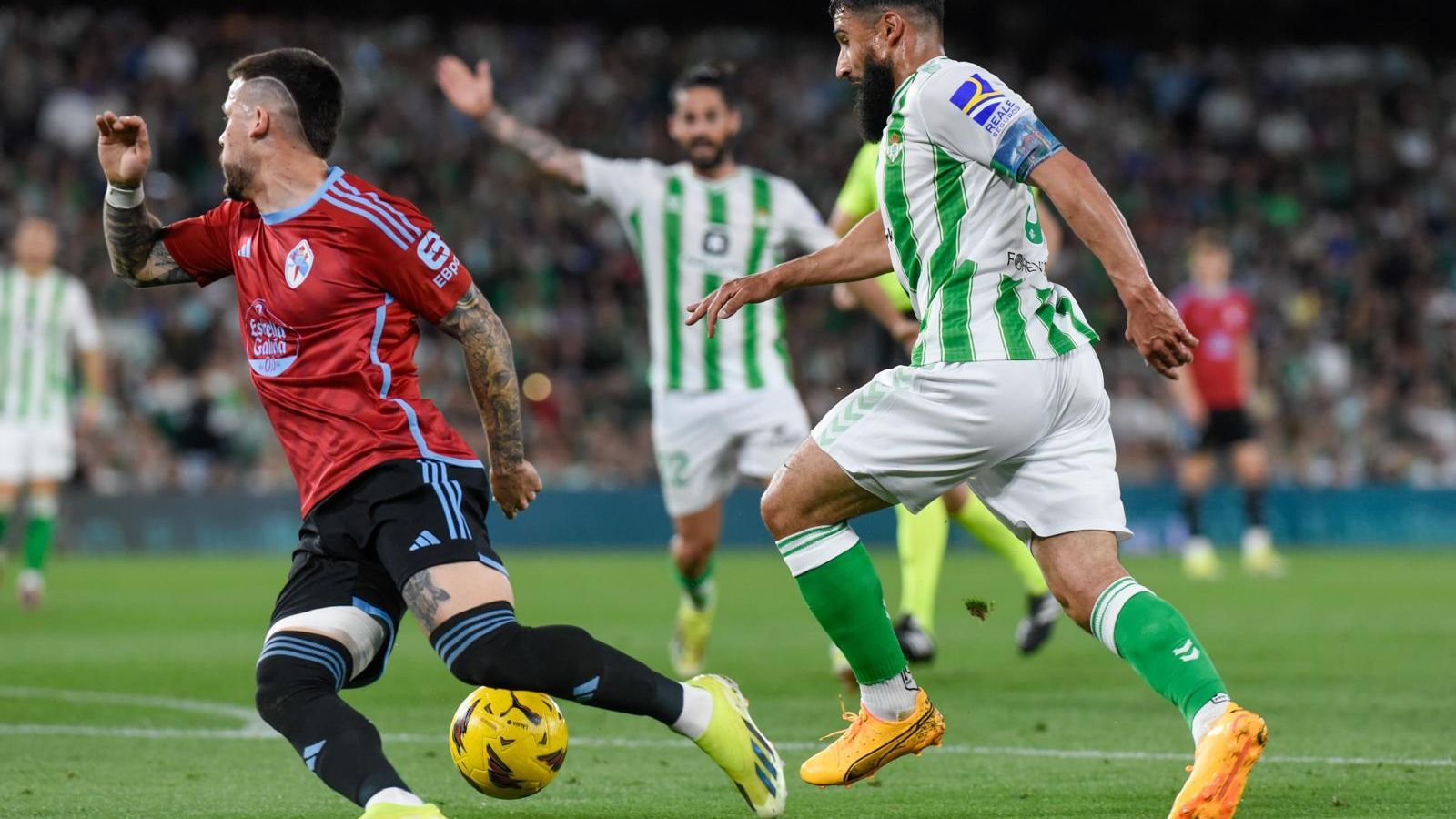 Fekir le hace un excelente recorte a Carles Pérez antes de marcar el 2-0.