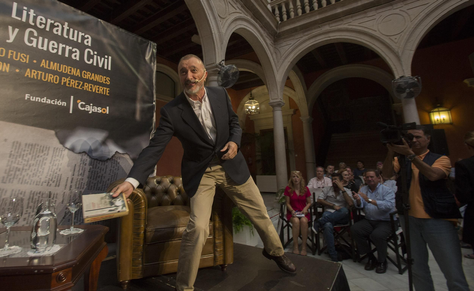 Arturo Pérez-Reverte al inicio de su conferencia 'Periodismo y Guerra Civil: la primera baja es la verdad'.
