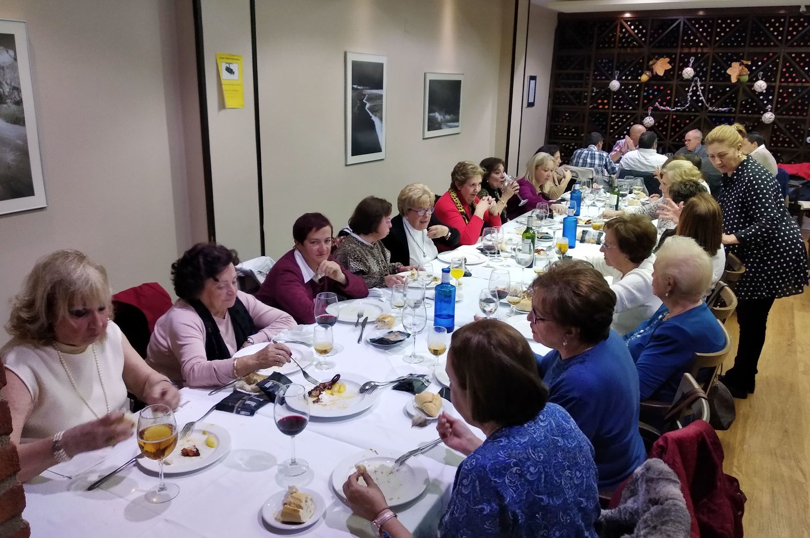 Un grupo de mujeres disfruta de una comida  en el restaurante El Portichuelo de la capital.