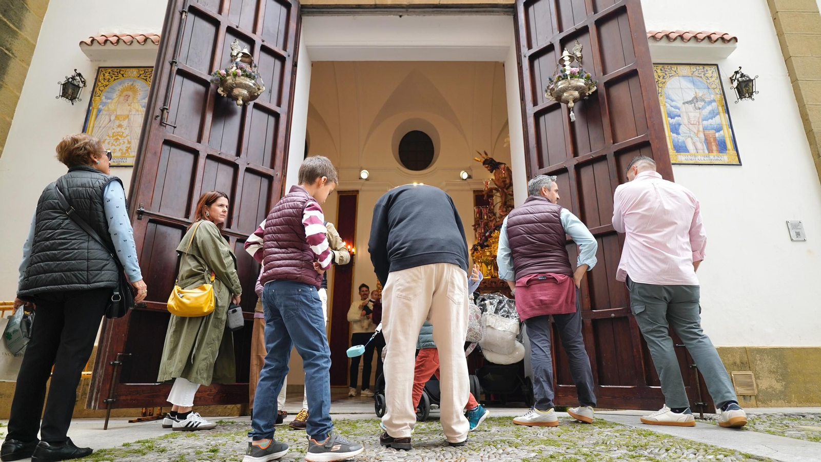 Preparativos de la Hermandad de la Columna de Algeciras ante el Lunes Santo, en imágenes