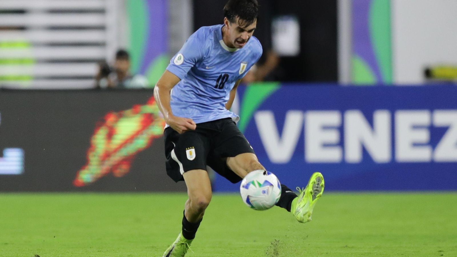 Gonzalo Petiti golpea el balón en el Uruguay-Brasil del último Sudamericano sub 20.