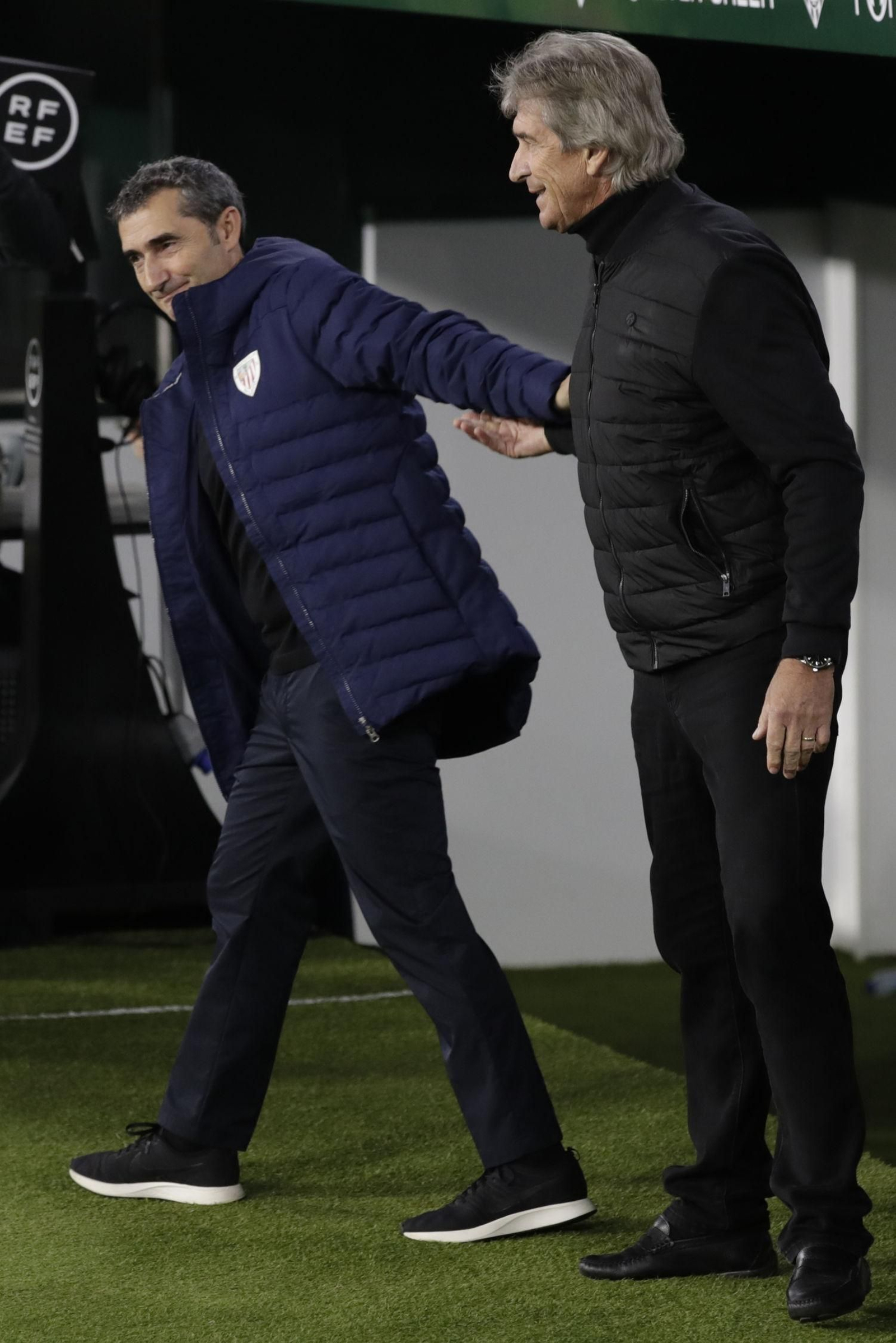 Ernesto Valverde y Manuel Pellegrini se saludan antes del partido.
