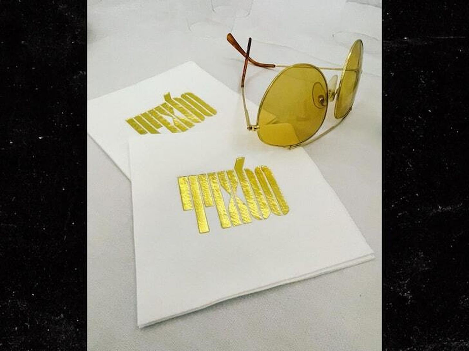 La sevilleta '44x60' con bordado dorado de la fiesta de cumpleaños