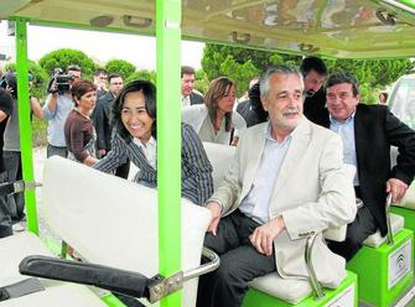 José Antonio Griñán y Rosa Aguilar, en el tren eléctrico del parque Los Toruños.
