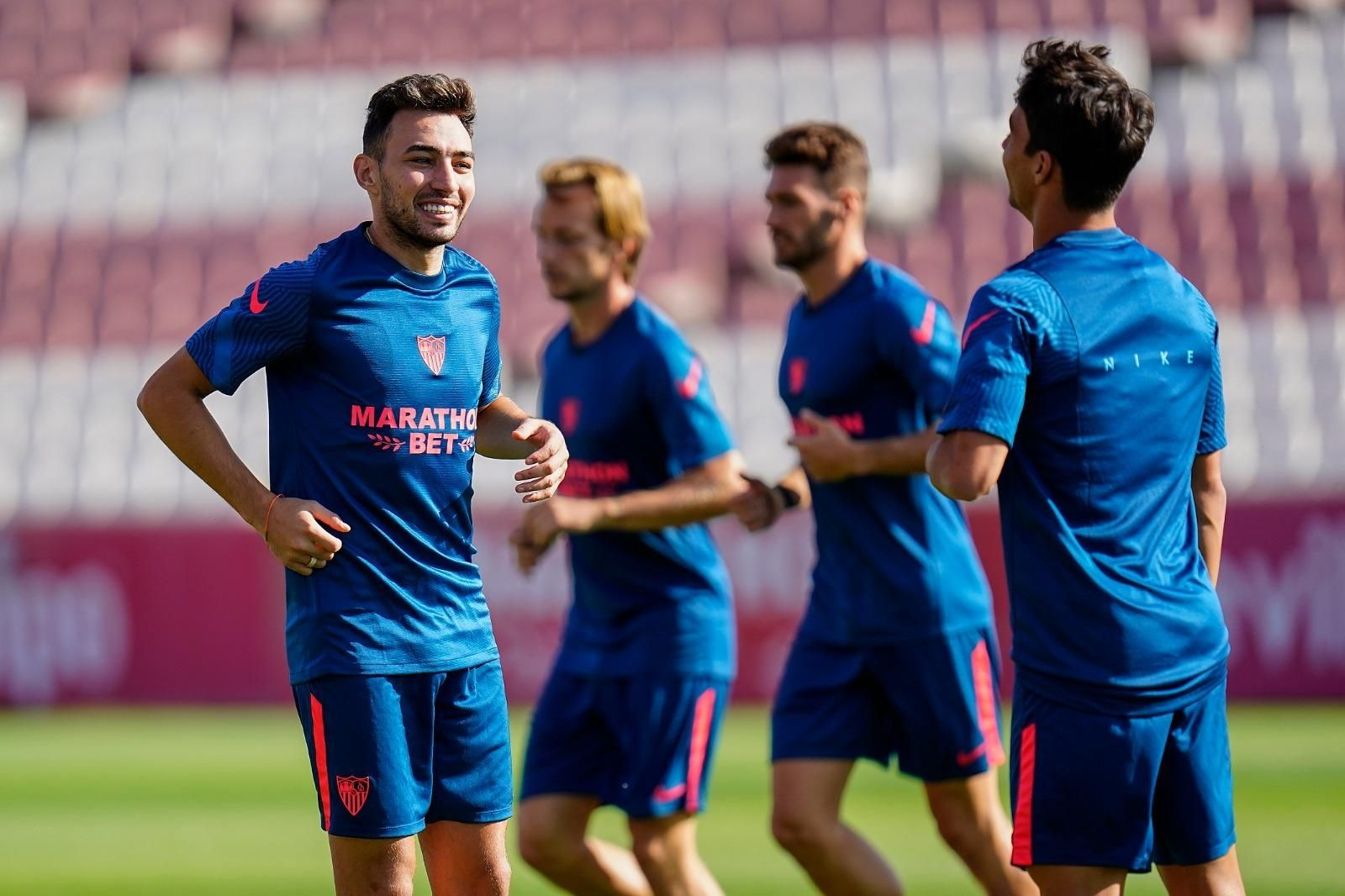 Munir y Óliver Torres bromean en una sesión de entrenamiento en el Sevilla.