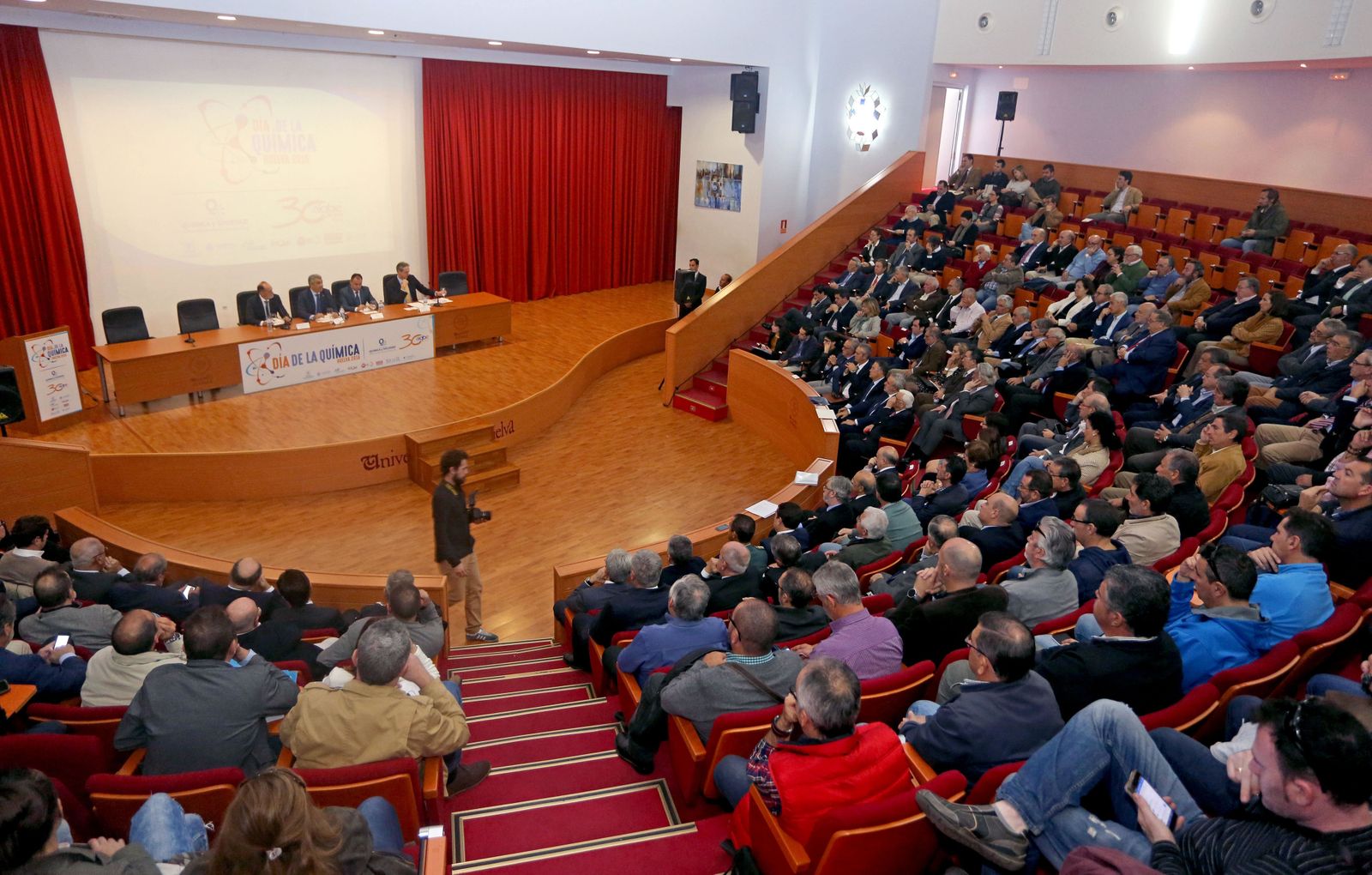 Imagen del salón de actos de la Facultad de Derecho donde tuvo lugar el acto central de Día de la Química.