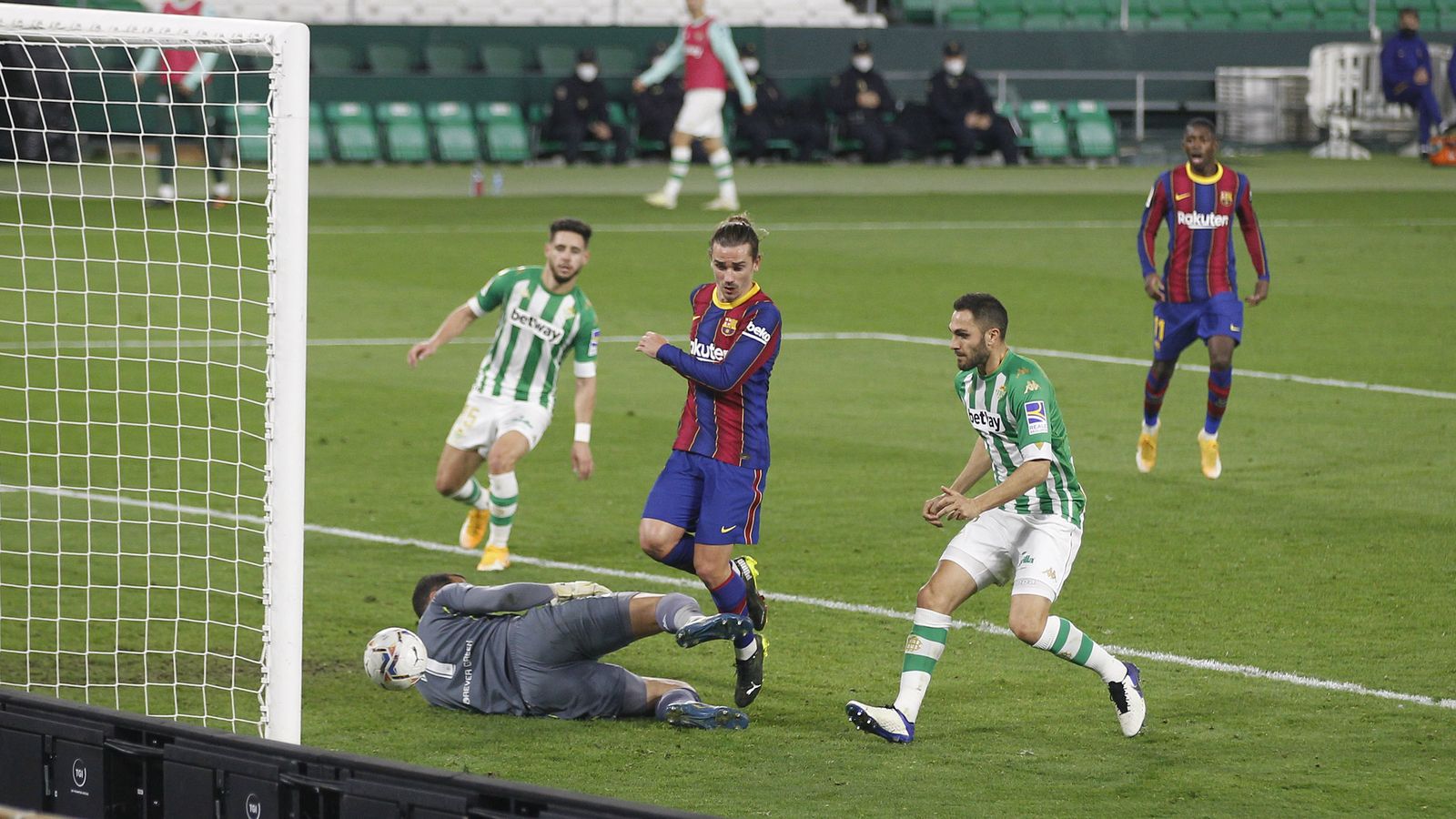 El balón rebota en Víctor Ruiz para el 1-2.