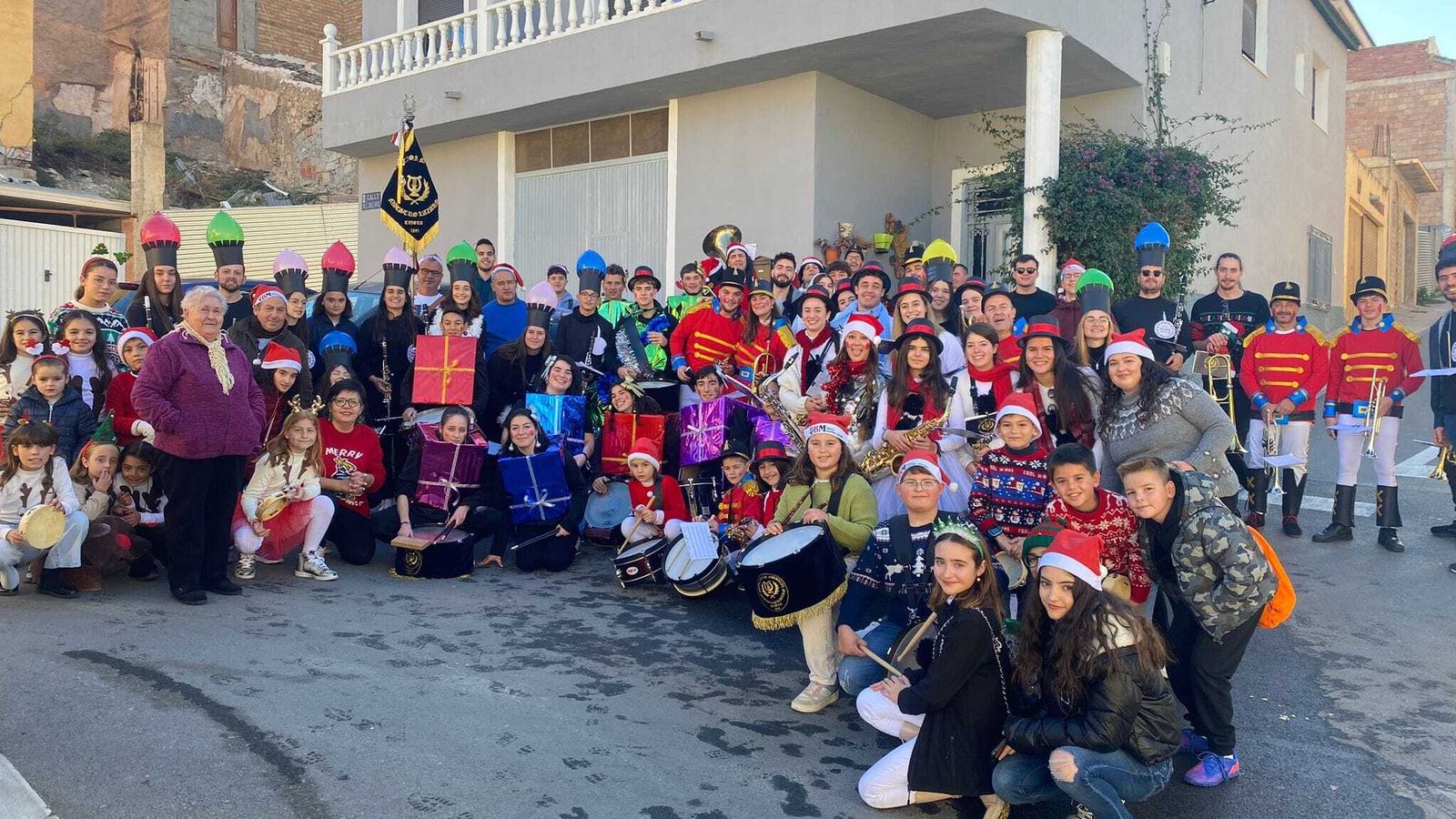 La banda de música Maestro Lázaro de Tíjola celebra su XI Aguinaldo Solidario con un pasacalles por todo el municipio en el que iban recogiendo alimentos para los más necesitados y juguetes para que ningún niño se quede sin ellos esta Navidad