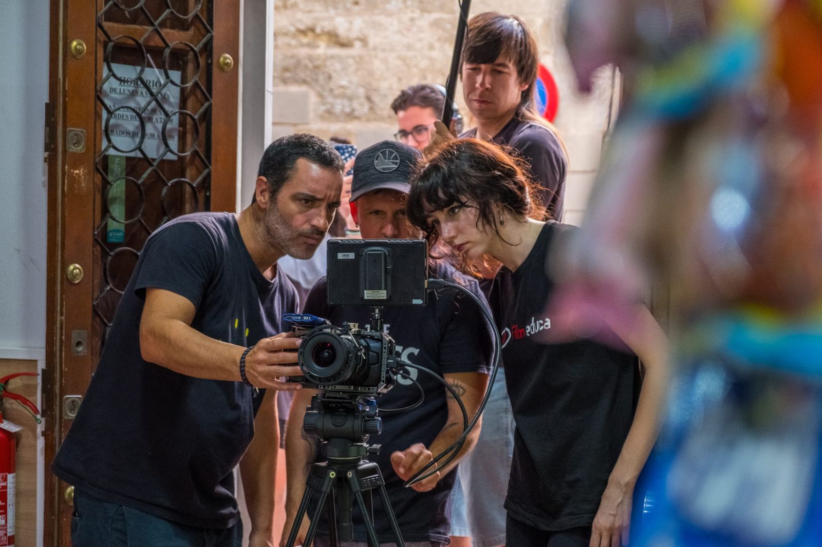 Alumnos y profesores durante un rodaje de un cortometraje del proyecto Filmeduca.