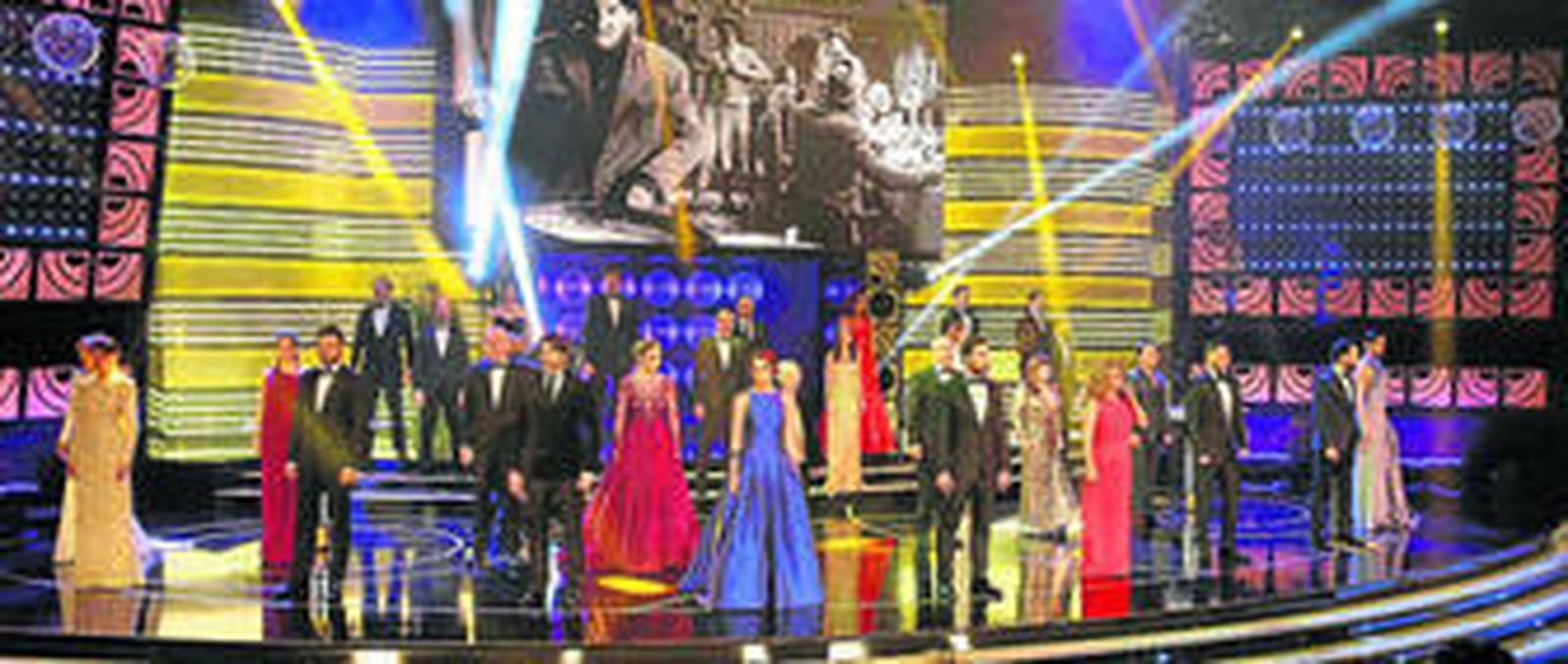 Imagen de los actores que participaron, al inicio de la gala, en la representación de la canción 'Resistiré'.