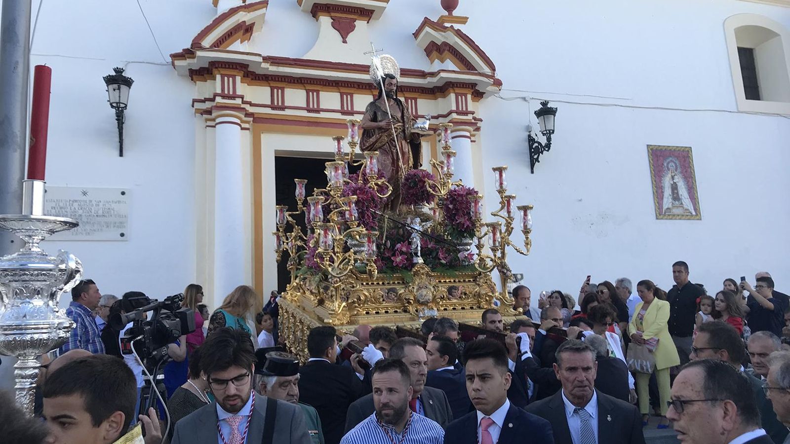 La salida de la procesión el día 24 es uno de los momentos más esperados
