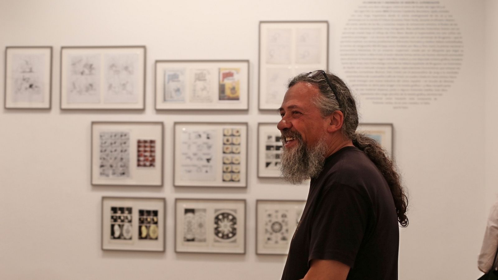 Max ante los originales de 'Bardín' en la Casa de la Provincia