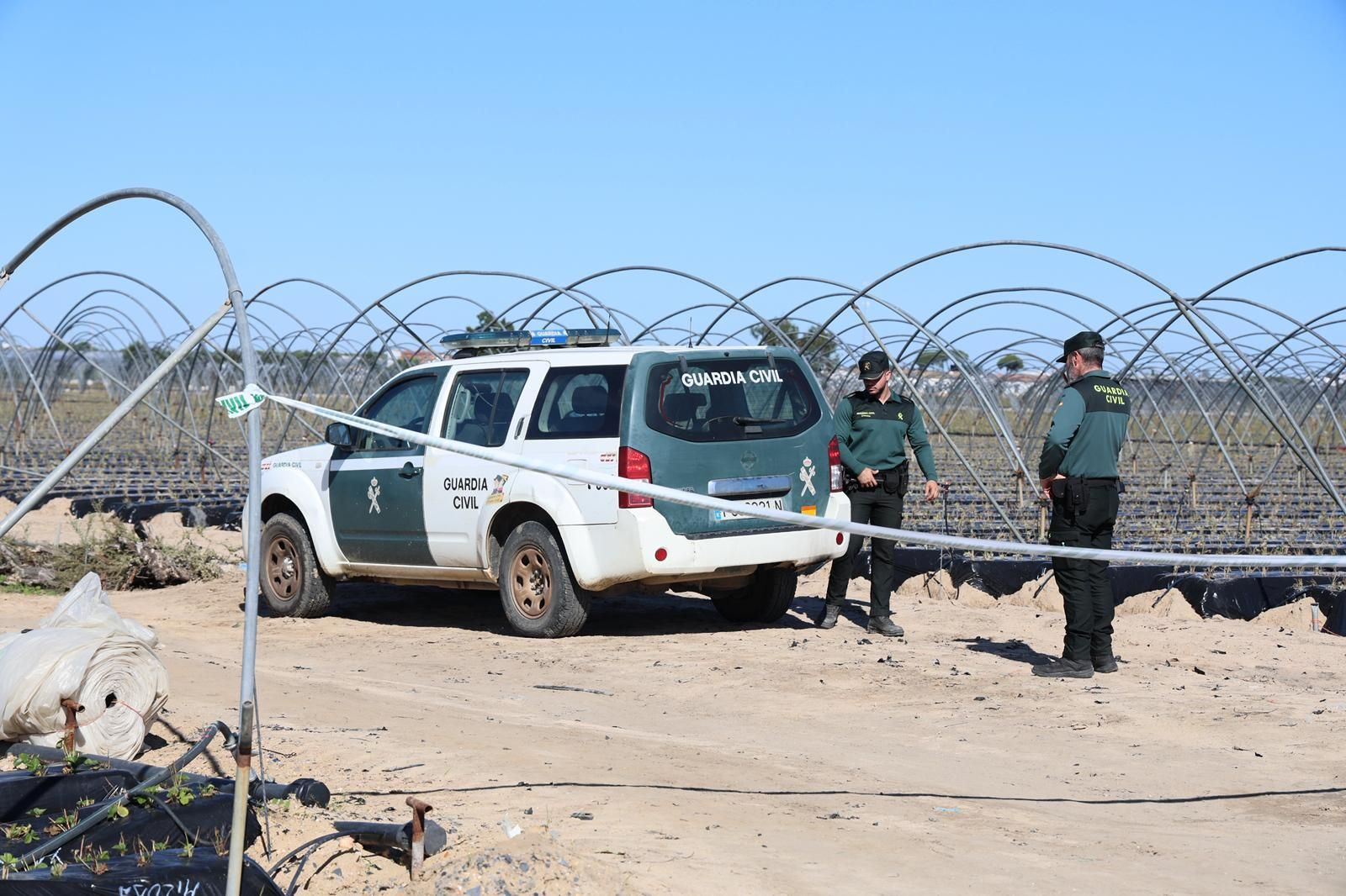 La Guardia Civil en la finca donde ocurrieron los hechos este domingo.