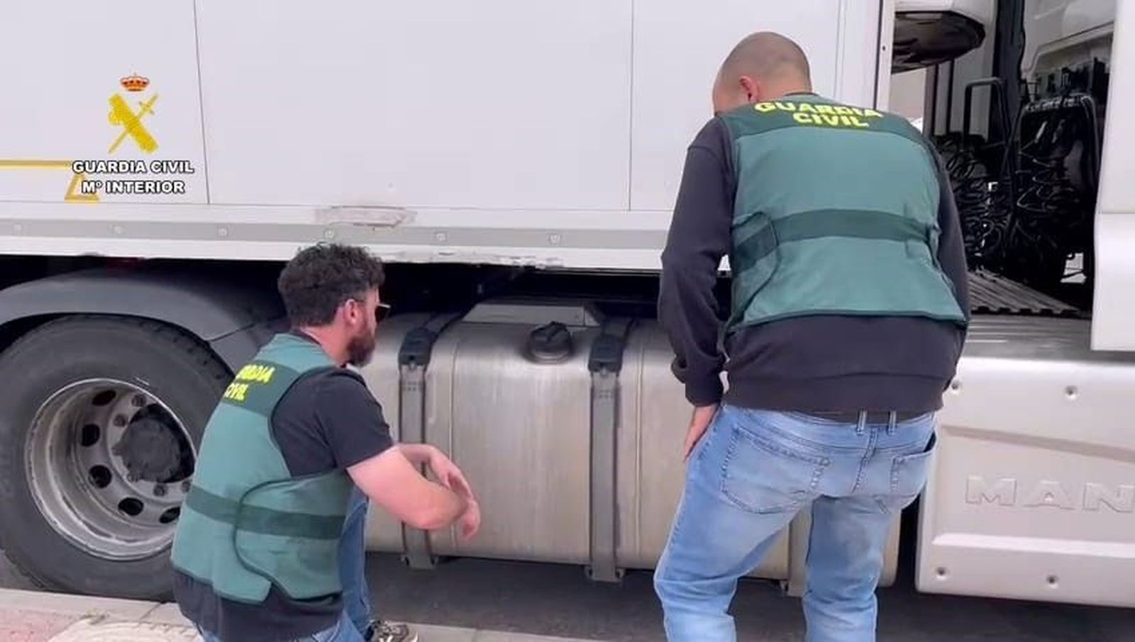 Guardias Civiles inspeccionan un camión