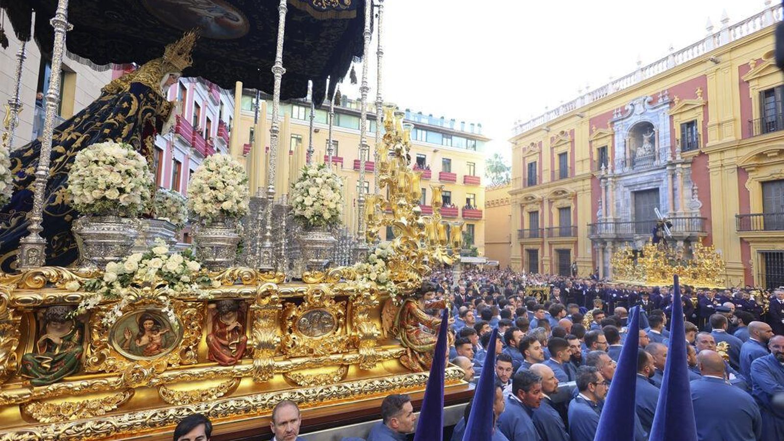 María Santísima del Amor y El Rico en la plaza del Obispo.