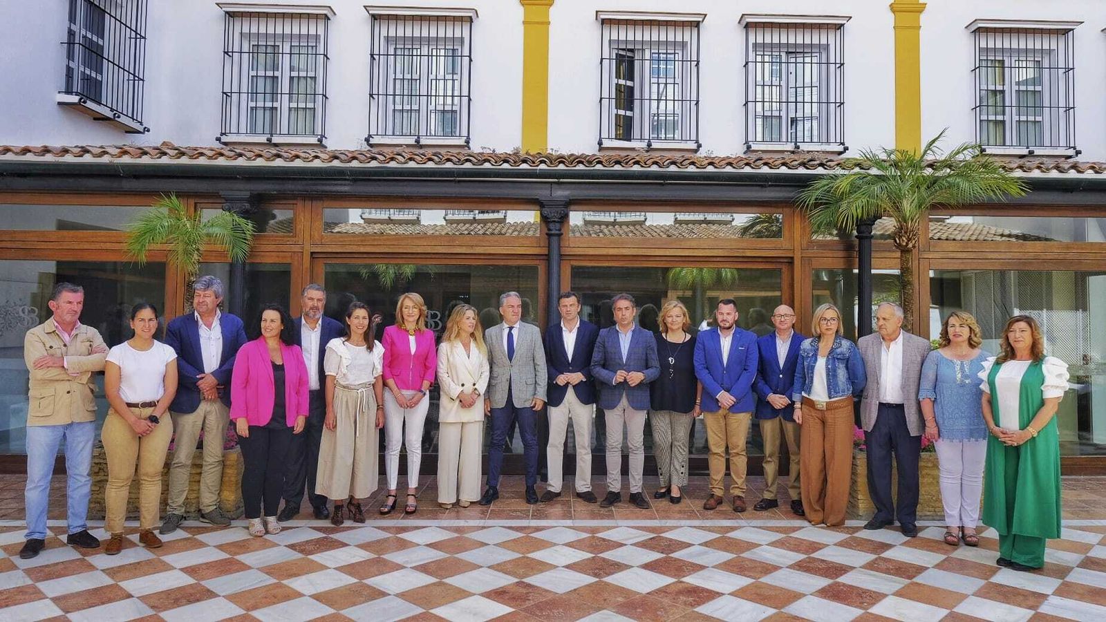 Elías Bendodo, con la candidatura al completo del PP de Cádiz para las autonómicas.